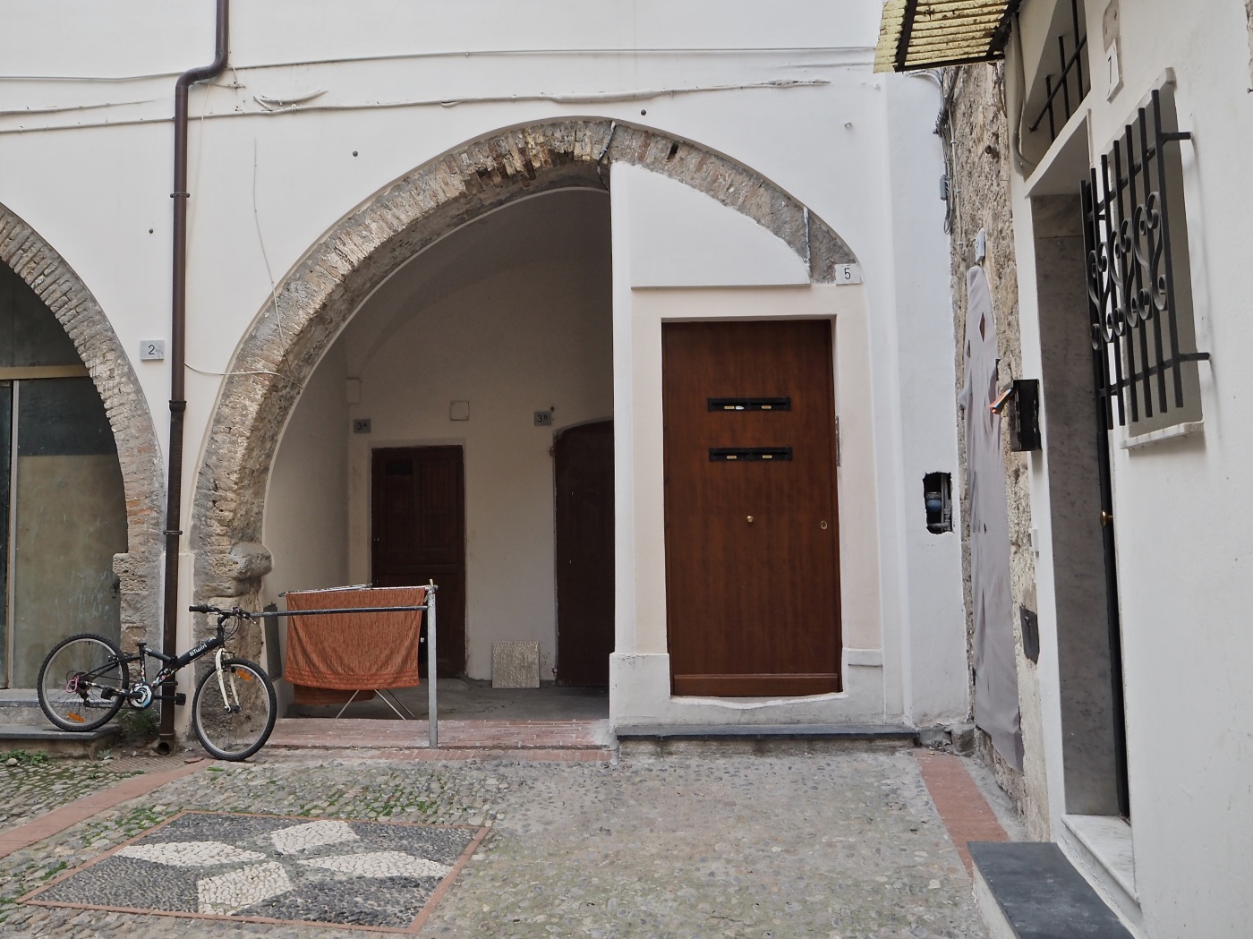 Ventimiglia Alta arch and doors